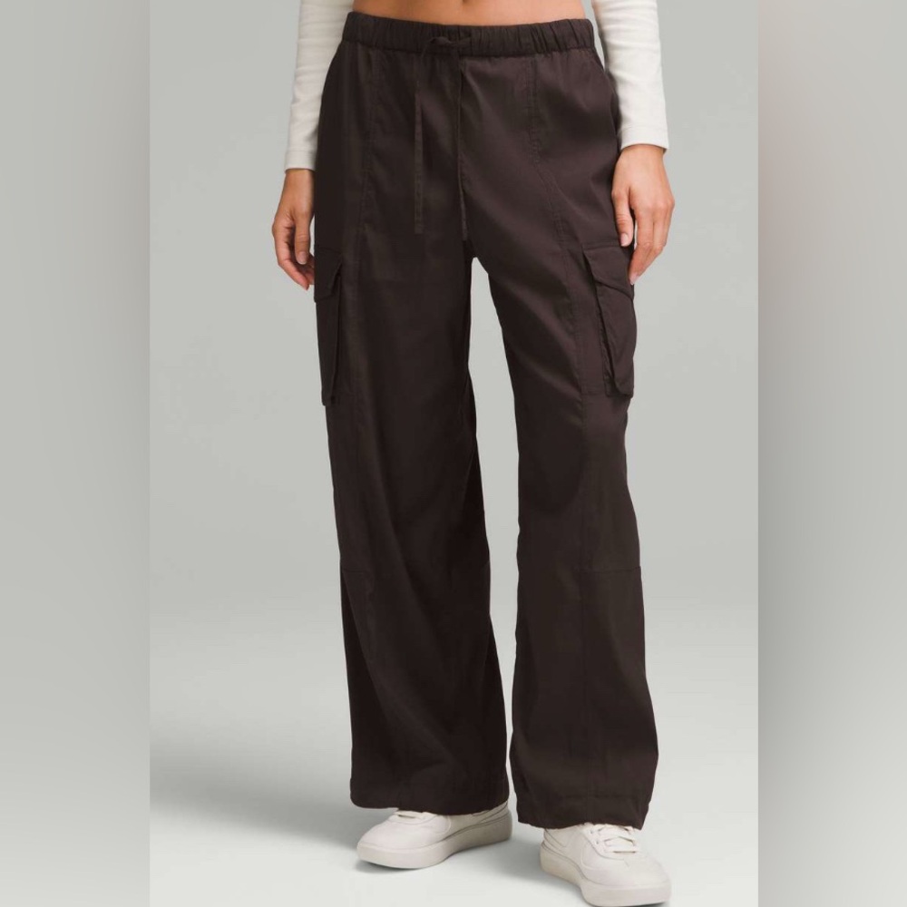 EUC Lululemon Lightweight Adjustable Mid-Rise Cargo Pant
*Espresso*